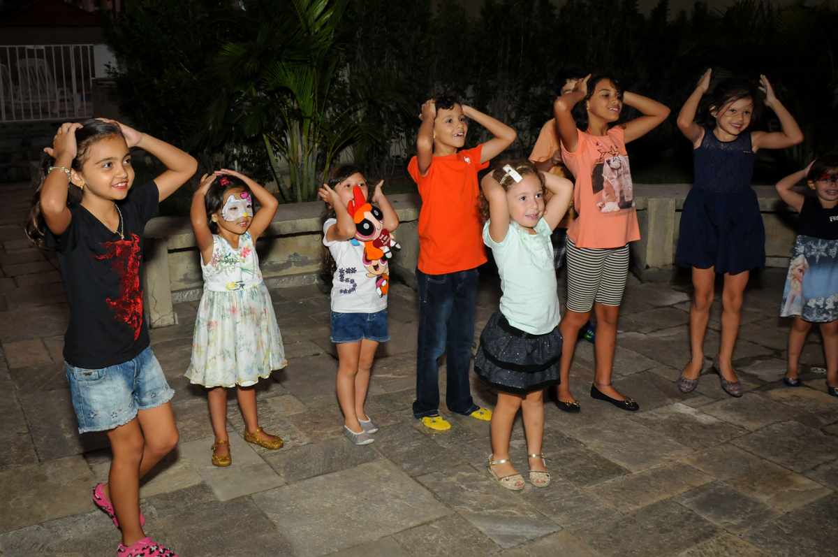 morto e vivo a brincadeira continua na Festa infantil Paulina Chieko 5 anos, condomínio Saúde, São Paulo, SP, tema da festa meninas super poderosas