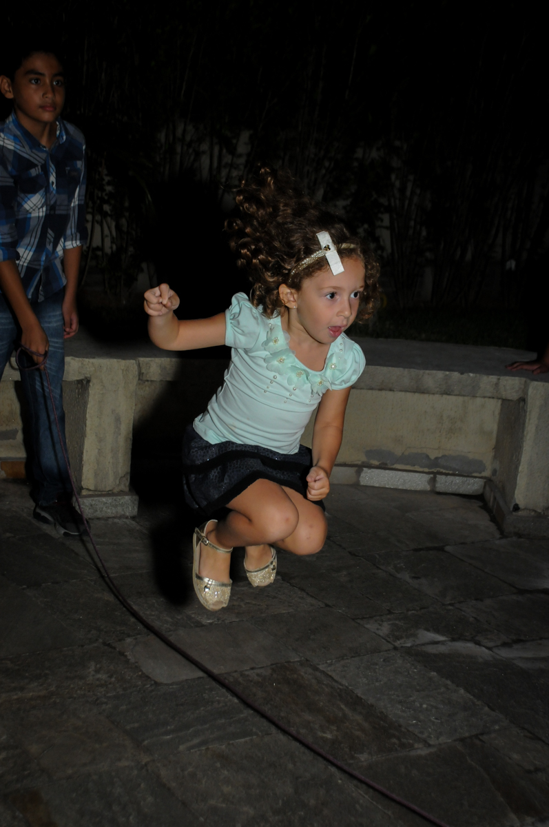 brincando de pular corda na Festa infantil Paulina Chieko 5 anos, condomínio Saúde, São Paulo, SP, tema da festa meninas super poderosas