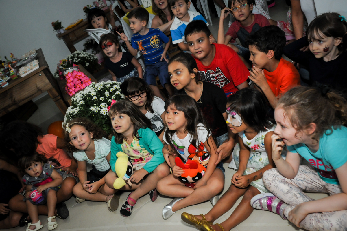 vai começar o show de mágico na Festa infantil Paulina Chieko 5 anos, condomínio Saúde, São Paulo, SP, tema da festa meninas super poderosas
