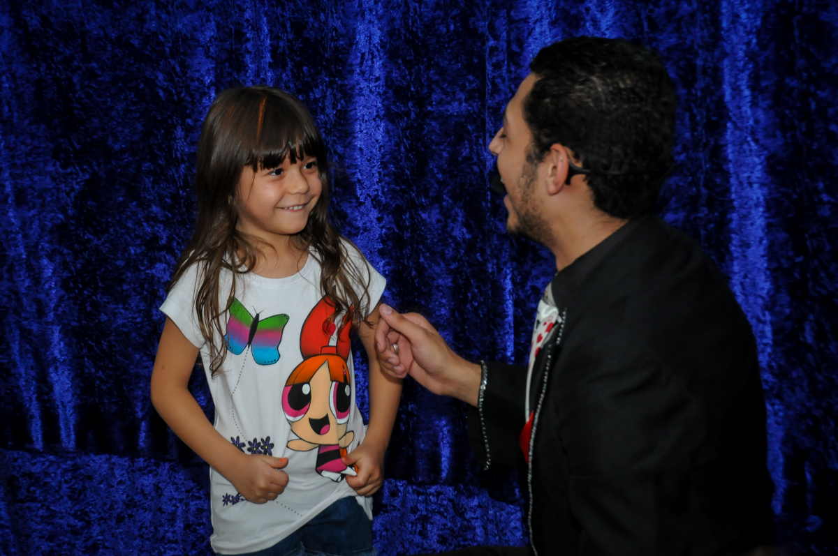 o mágico chama a aniversariante para participar na Festa infantil Paulina Chieko 5 anos, condomínio Saúde, São Paulo, SP, tema da festa meninas super poderosas