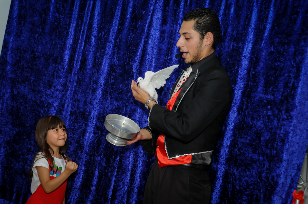 mágico az aparecer pombinha na Festa infantil Paulina Chieko 5 anos, condomínio Saúde, São Paulo, SP, tema da festa meninas super poderosas