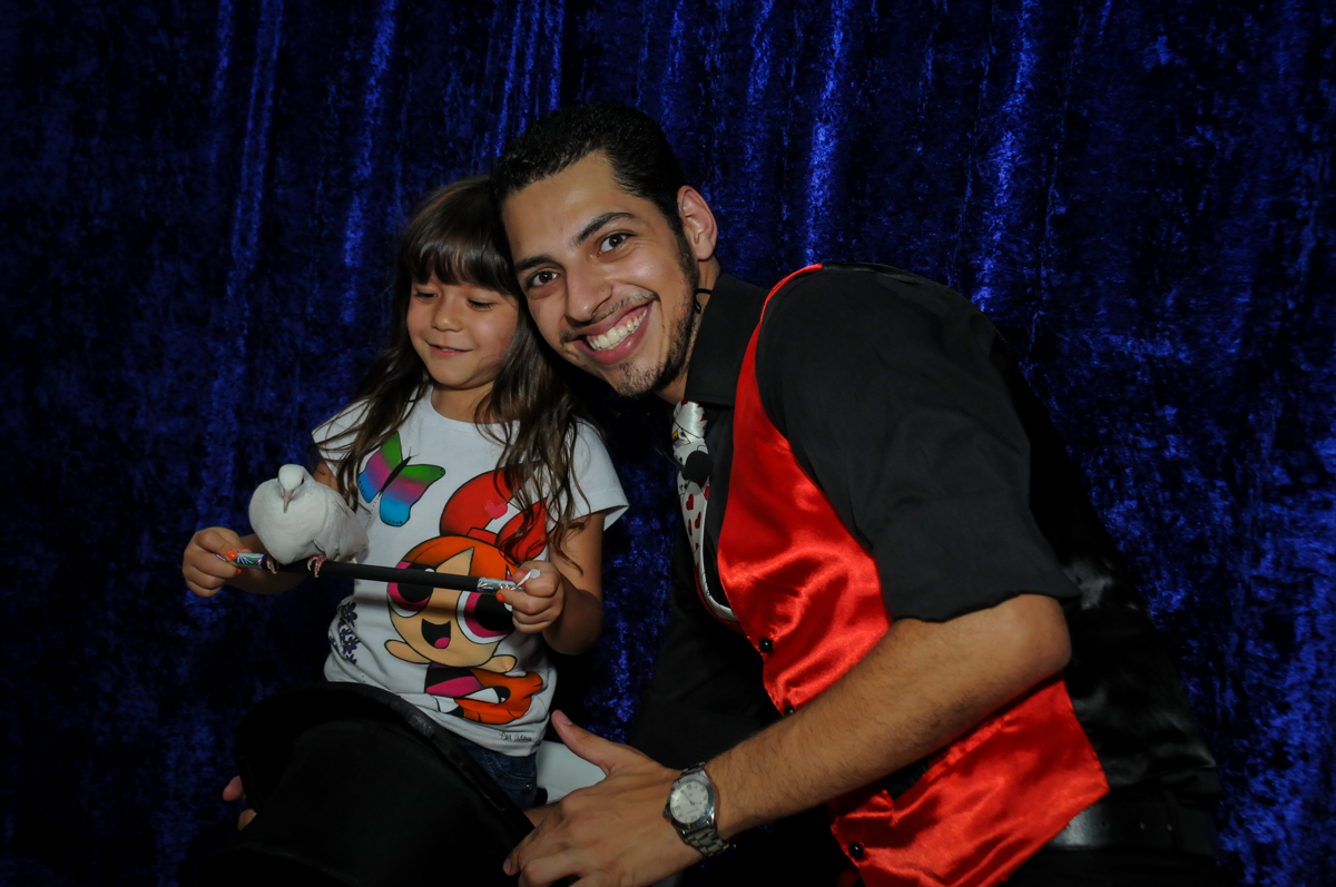 foto com o mágico na Festa infantil Paulina Chieko 5 anos, condomínio Saúde, São Paulo, SP, tema da festa meninas super poderosas