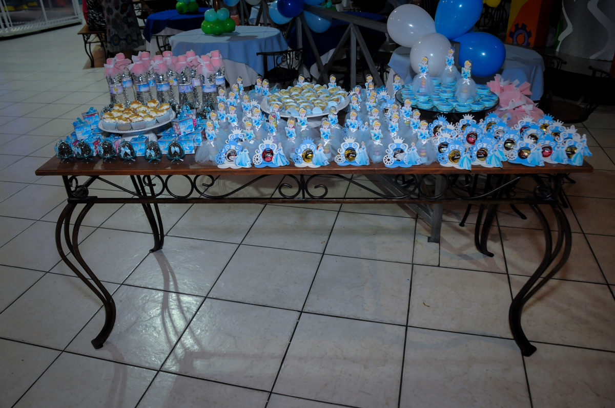 mesa de doces no Buffet Fábrica da Alegria, Osasco,Sp, Festa infantil, Vitória 8 anos, tema da festa Cinderela
