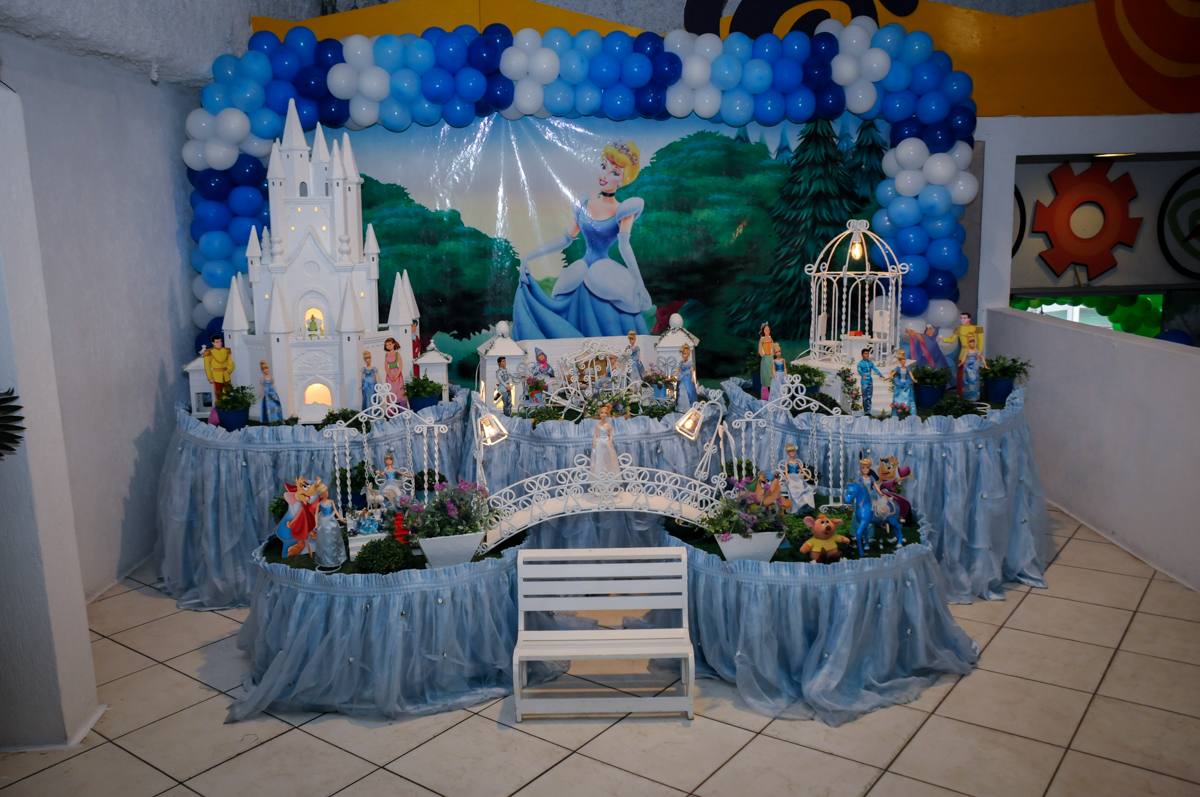 mesa decorada do tema da festa no Buffet Fábrica da Alegria, Osasco,Sp, Festa infantil, Vitória 8 anos, tema da festa Cinderela
