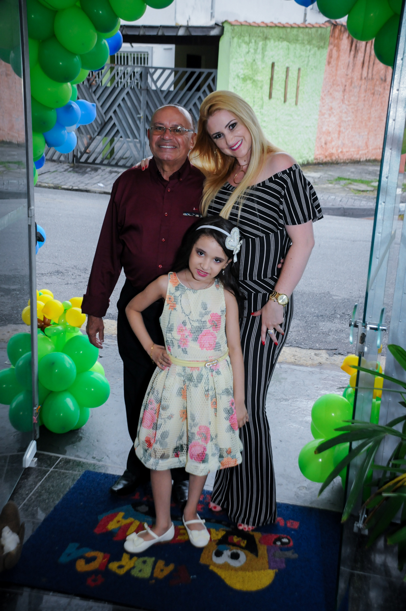 Família sendo fotografada no arco de bexigas no Buffet Fábrica da Alegria, Osasco,Sp, Festa infantil, Vitória 8 anos, tema da festa Cinderela