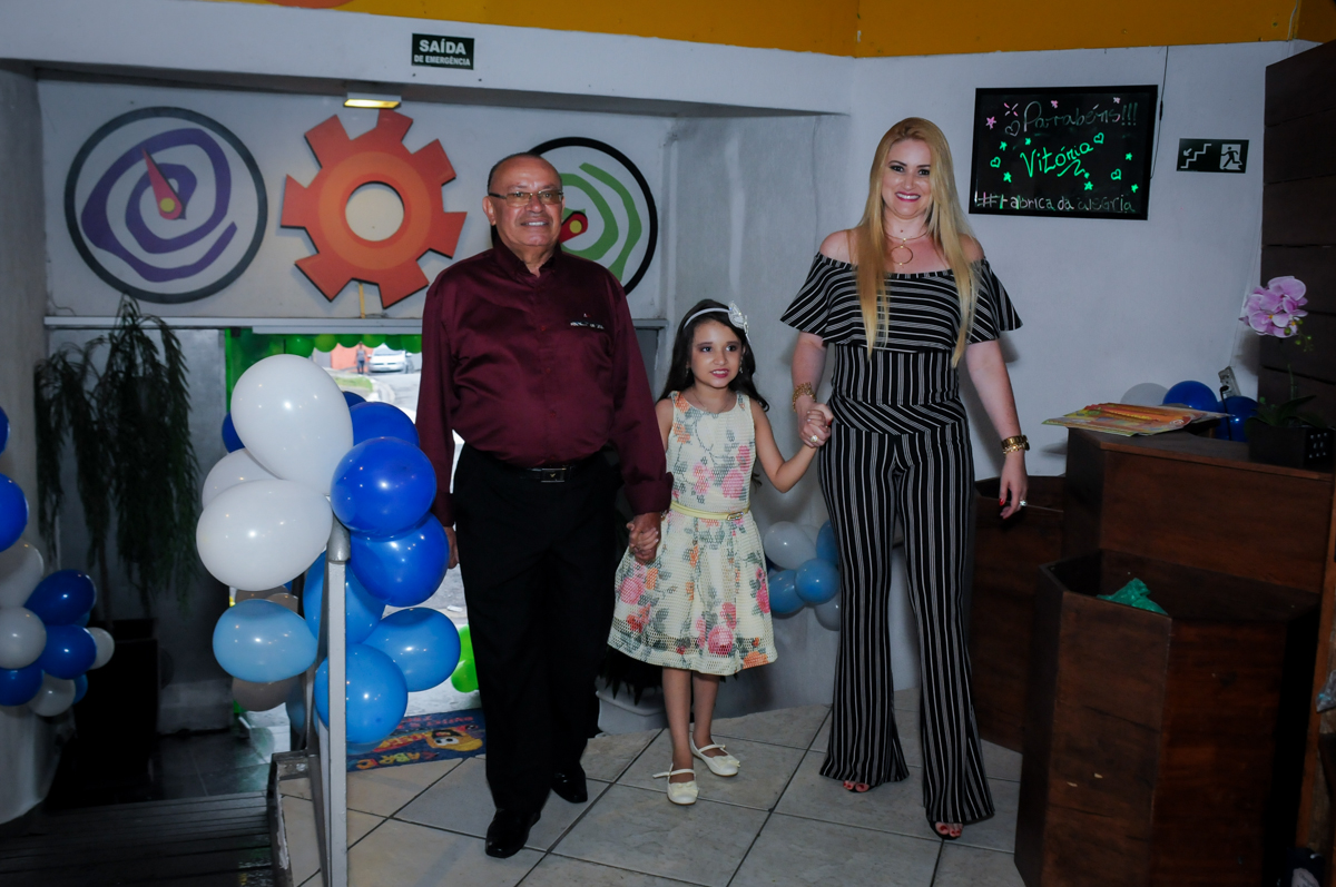 entrada da família para a festa no Buffet Fábrica da Alegria, Osasco,Sp, Festa infantil, Vitória 8 anos, tema da festa Cinderela