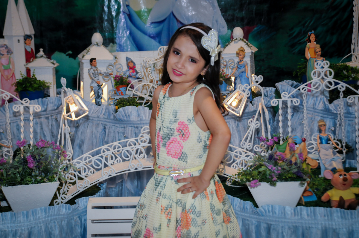 pose para foto da aniversariante em frente a mesa decorada no Buffet Fábrica da Alegria, Osasco,Sp, Festa infantil, Vitória 8 anos, tema da festa Cinderela