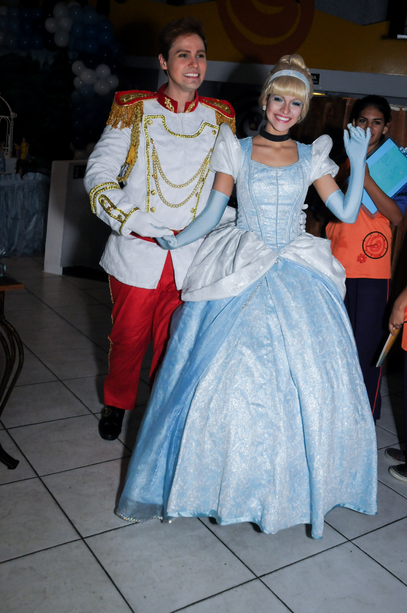 entrada da cinderela e do príncipe no Buffet Fábrica da Alegria, Osasco,Sp, Festa infantil, Vitória 8 anos, tema da festa Cinderela