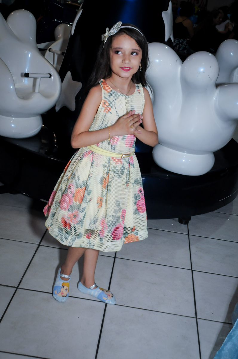 aniversariante aguarda a entrada do príncipe e da cinderela no Buffet Fábrica da Alegria, Osasco,Sp, Festa infantil, Vitória 8 anos, tema da festa Cinderela