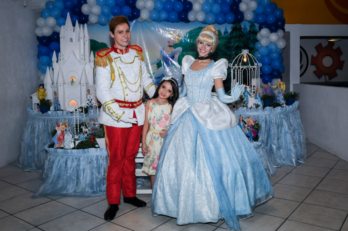 foto da aniversariante com o príncipe e da cinderela no Buffet Fábrica da Alegria, Osasco,Sp, Festa infantil, Vitória 8 anos, tema da festa Cinderela