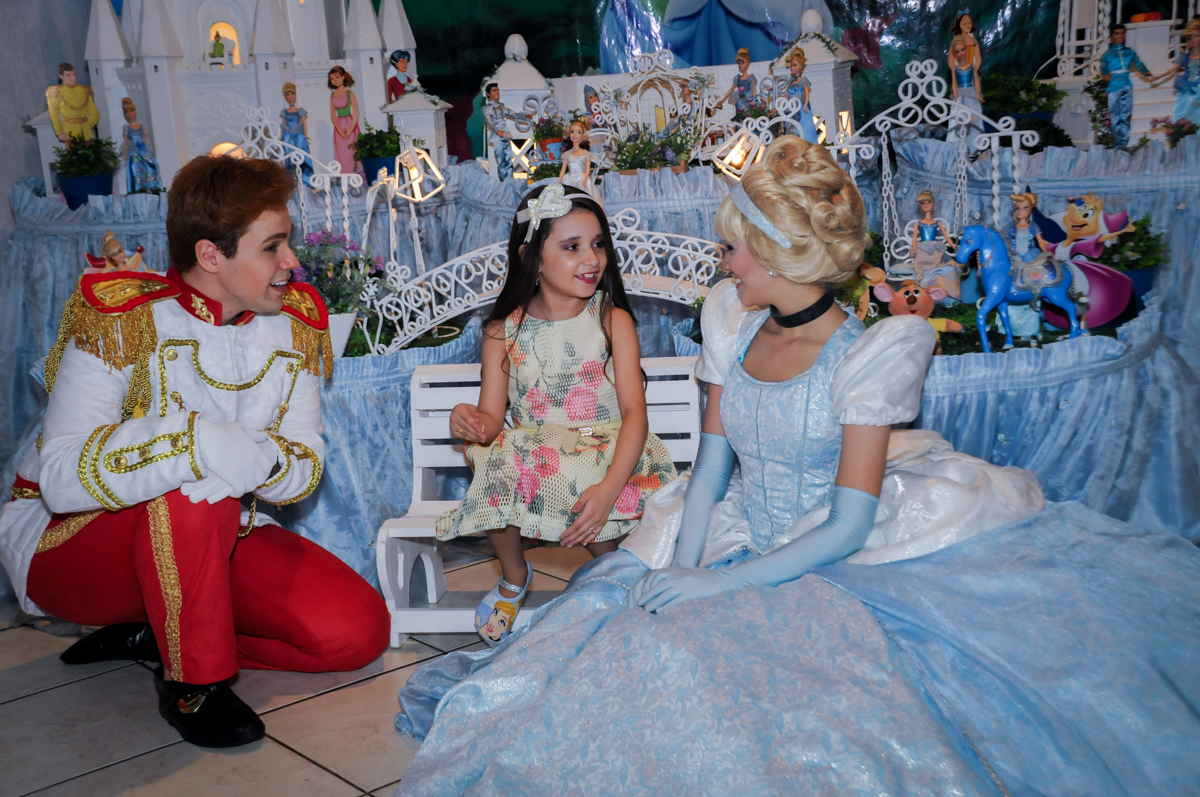 conversa descontraida da aniversariante com a cinderela no Buffet Fábrica da Alegria, Osasco,Sp, Festa infantil, Vitória 8 anos, tema da festa Cinderela