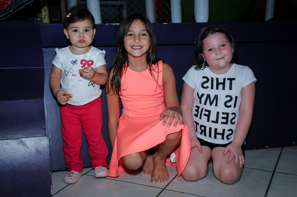amigas reunidas para fazer foto no Buffet Fábrica da Alegria, Osasco,Sp, Festa infantil, Vitória 8 anos, tema da festa Cinderela