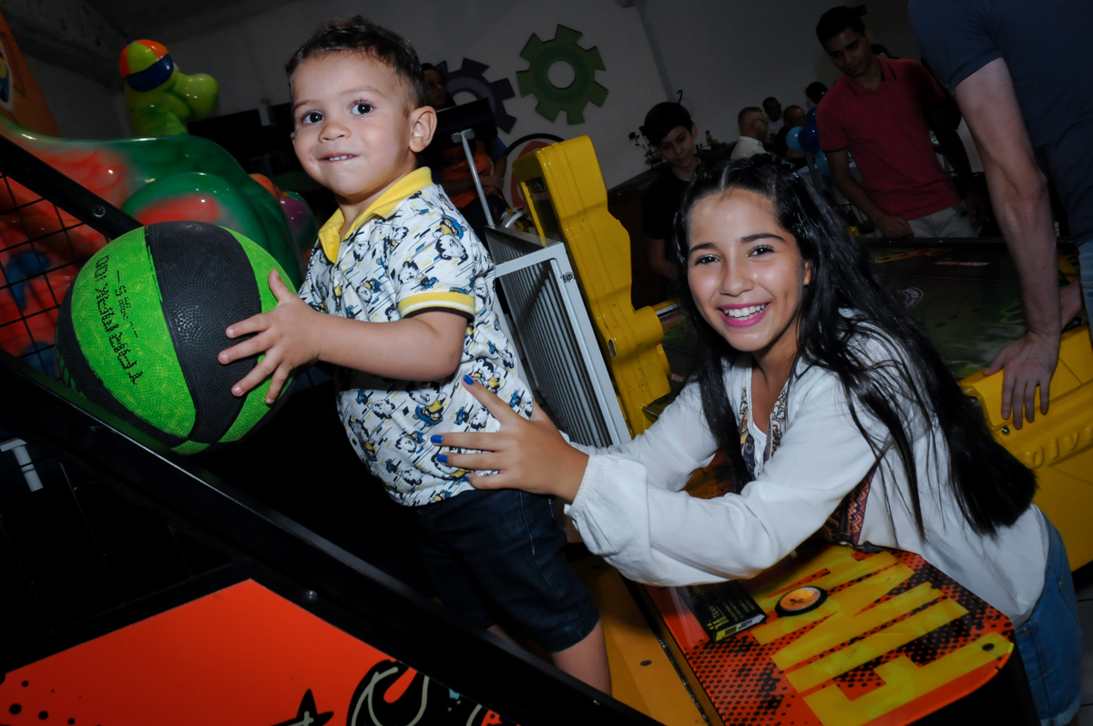 jogando no basquete no Buffet Fábrica da Alegria, Osasco,Sp, Festa infantil, Vitória 8 anos, tema da festa Cinderela