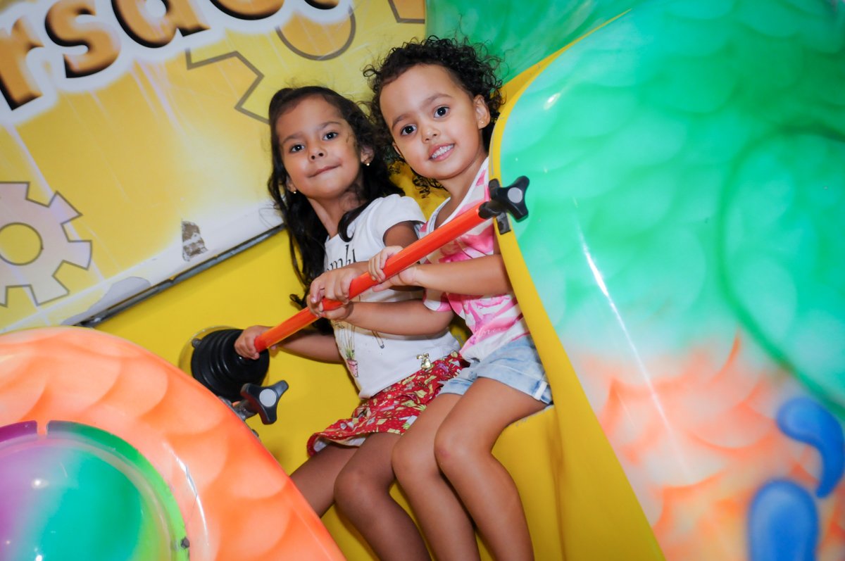 as crianças se divertem brincando no barco Vick no Buffet Fábrica da Alegria, Osasco,Sp, Festa infantil, Vitória 8 anos, tema da festa Cinderela