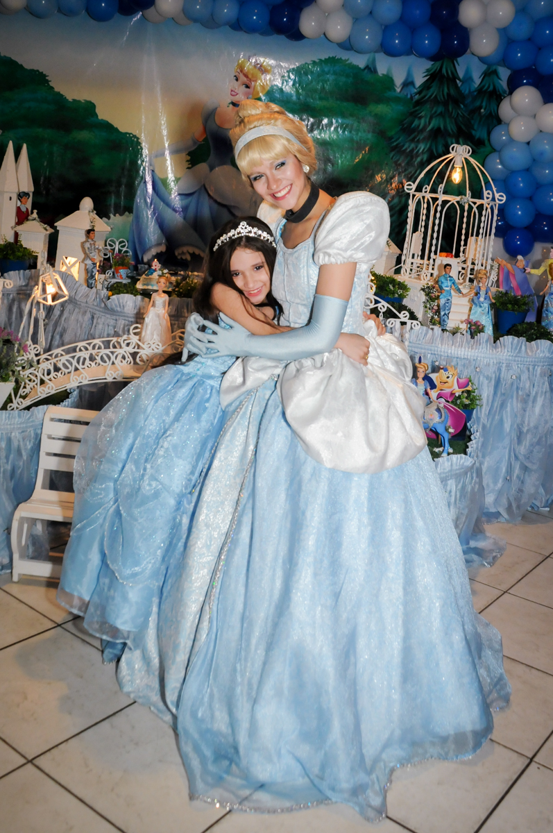 aniversariante e a cinderela posam para a foto no Buffet Fábrica da Alegria, Osasco,Sp, Festa infantil, Vitória 8 anos, tema da festa Cinderela
