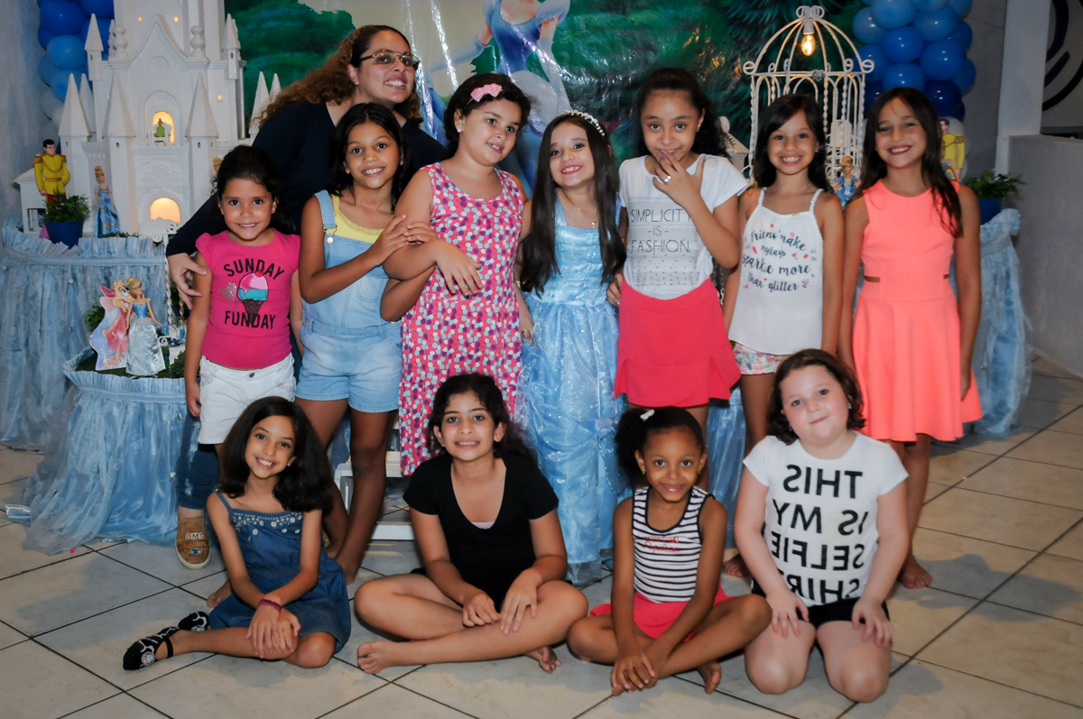 todas as crianças reunidas para serem fotografadas no Buffet Fábrica da Alegria, Osasco,Sp, Festa infantil, Vitória 8 anos, tema da festa Cinderela