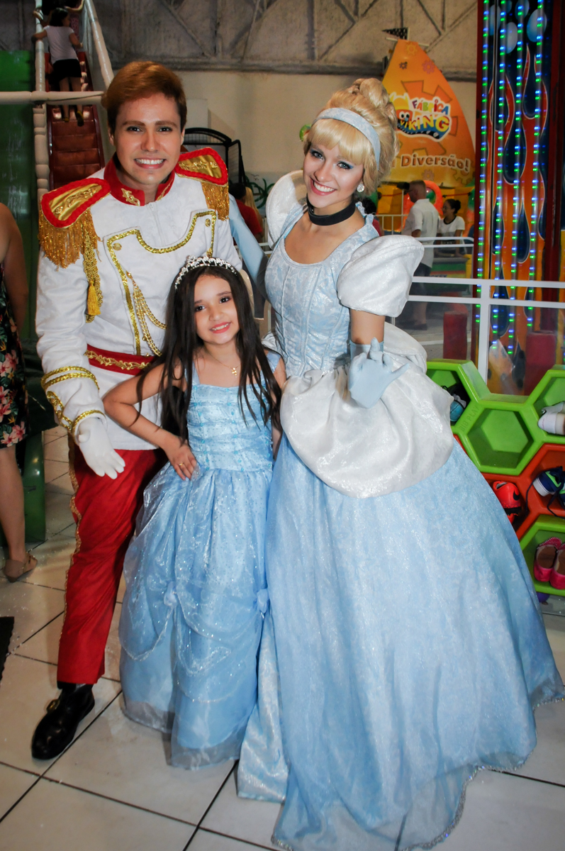 final da festa aniversariante, príncipe e cinderela no Buffet Fábrica da Alegria, Osasco,Sp, Festa infantil, Vitória 8 anos, tema da festa Cinderela
