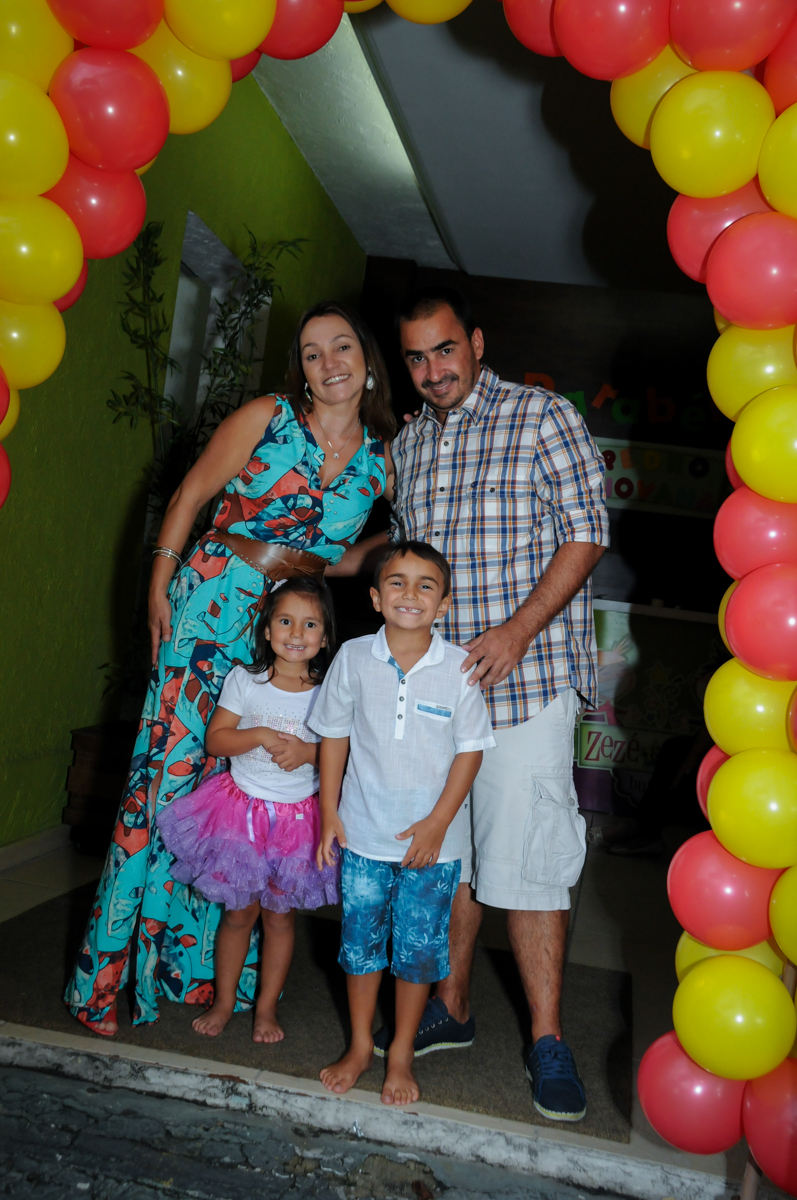 fotografia da família no arco de bexigas no Buffet Zezé e Lelé, Butantã, SP, aniversário de Pedro 6 anos e Giovana 4 anos, tema da mesa Detetives do Prédio Prédio Azul