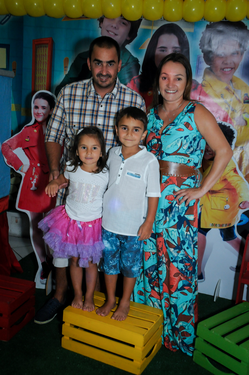família sendo fotografada na mesa decorada no Buffet Zezé e Lelé, Butantã, SP, aniversário de Pedro 6 anos e Giovana 4 anos, tema da mesa Detetives do Prédio Prédio Azul