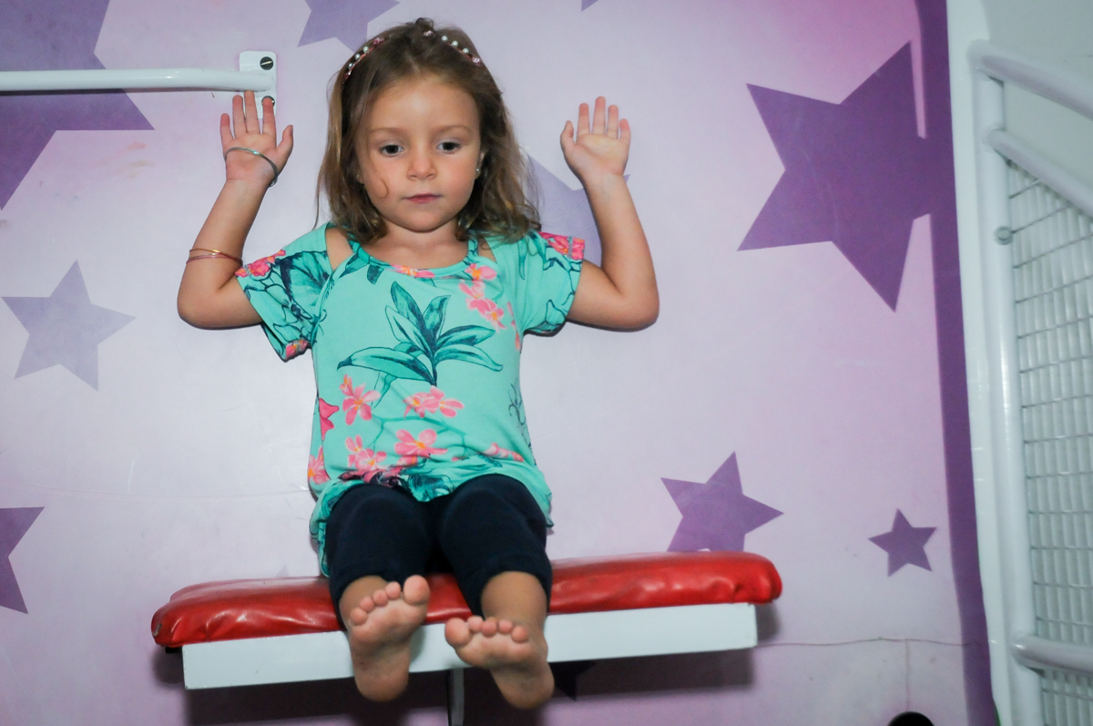 amiguinha brinca no tombo legal no Buffet Zezé e Lelé, Butantã, SP, aniversário de Pedro 6 anos e Giovana 4 anos, tema da mesa Detetives do Prédio Prédio Azul