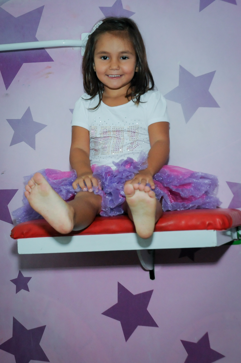 vez da aniversariante brincar no brinquedo tombo legal no Buffet Zezé e Lelé, Butantã, SP, aniversário de Pedro 6 anos e Giovana 4 anos, tema da mesa Detetives do Prédio Prédio Azul