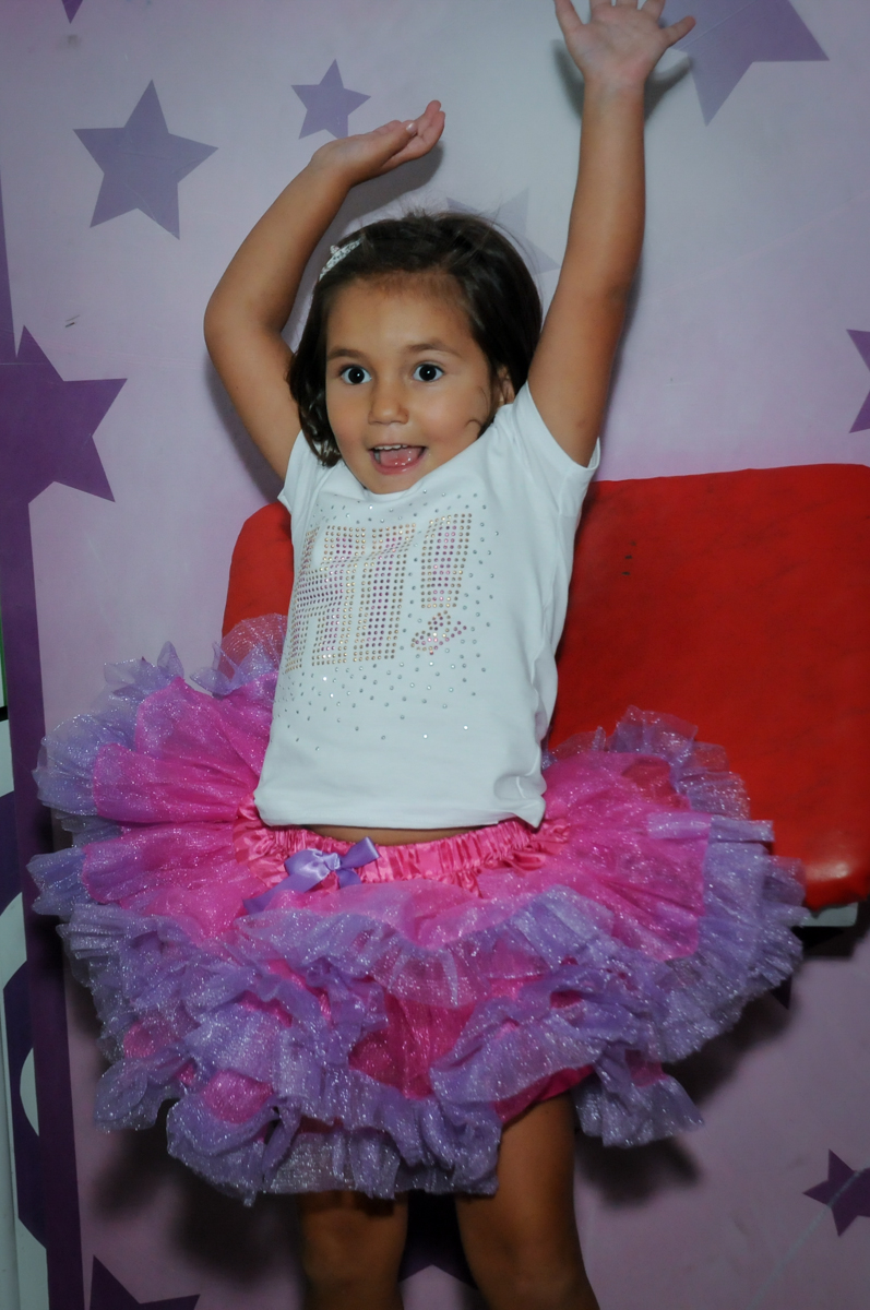 caindo no brinquedo tombo lrgal no Buffet Zezé e Lelé, Butantã, SP, aniversário de Pedro 6 anos e Giovana 4 anos, tema da mesa Detetives do Prédio Prédio Azul