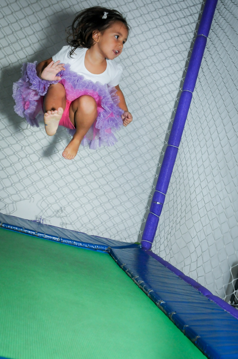 quem pula mais alto na cama elástica no Buffet Zezé e Lelé, Butantã, SP, aniversário de Pedro 6 anos e Giovana 4 anos, tema da mesa Detetives do Prédio Prédio Azul