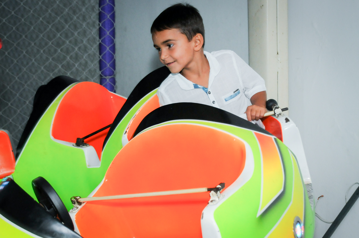 o carrossel é um brinquedo bem procurado no Buffet Zezé e Lelé, Butantã, SP, aniversário de Pedro 6 anos e Giovana 4 anos, tema da mesa Detetives do Prédio Prédio Azul