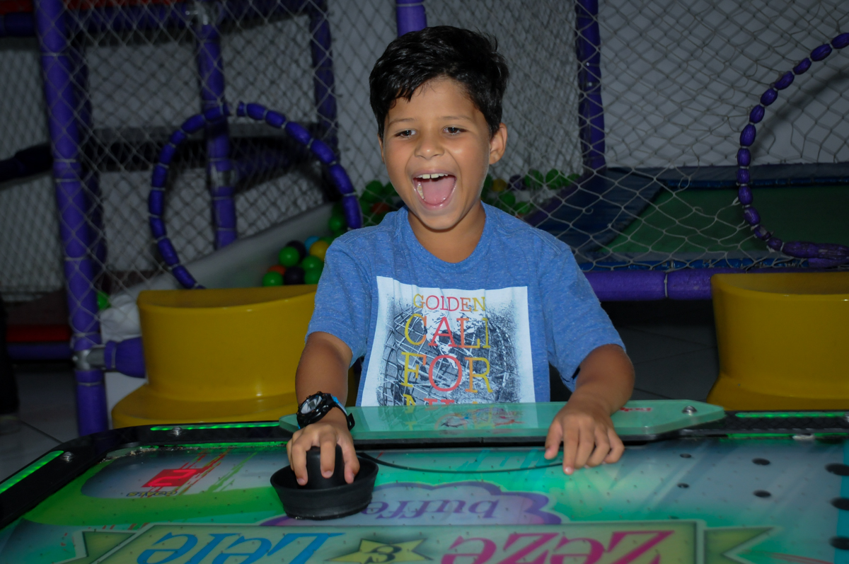 mais comemoração de gol no Buffet Zezé e Lelé, Butantã, SP, aniversário de Pedro 6 anos e Giovana 4 anos, tema da mesa Detetives do Prédio Prédio Azul