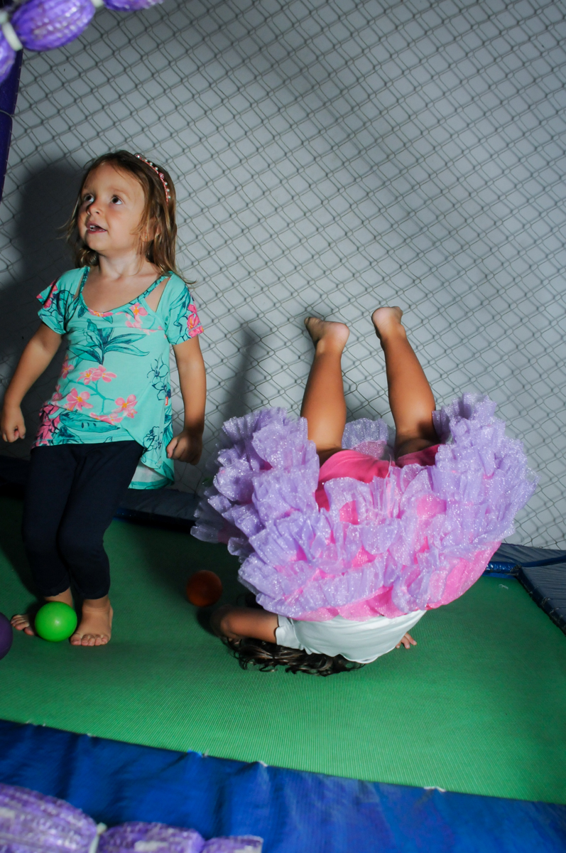 vejam a cambalhota no pula pula no Buffet Zezé e Lelé, Butantã, SP, aniversário de Pedro 6 anos e Giovana 4 anos, tema da mesa Detetives do Prédio Prédio Azul