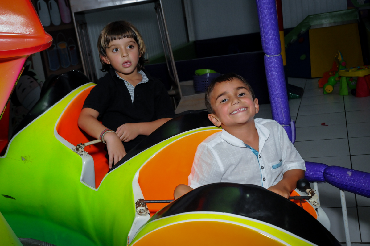 sorrisos gostosos das crianças na festa de aniversário no Buffet Zezé e Lelé, Butantã, SP, aniversário de Pedro 6 anos e Giovana 4 anos, tema da mesa Detetives do Prédio Prédio Azul