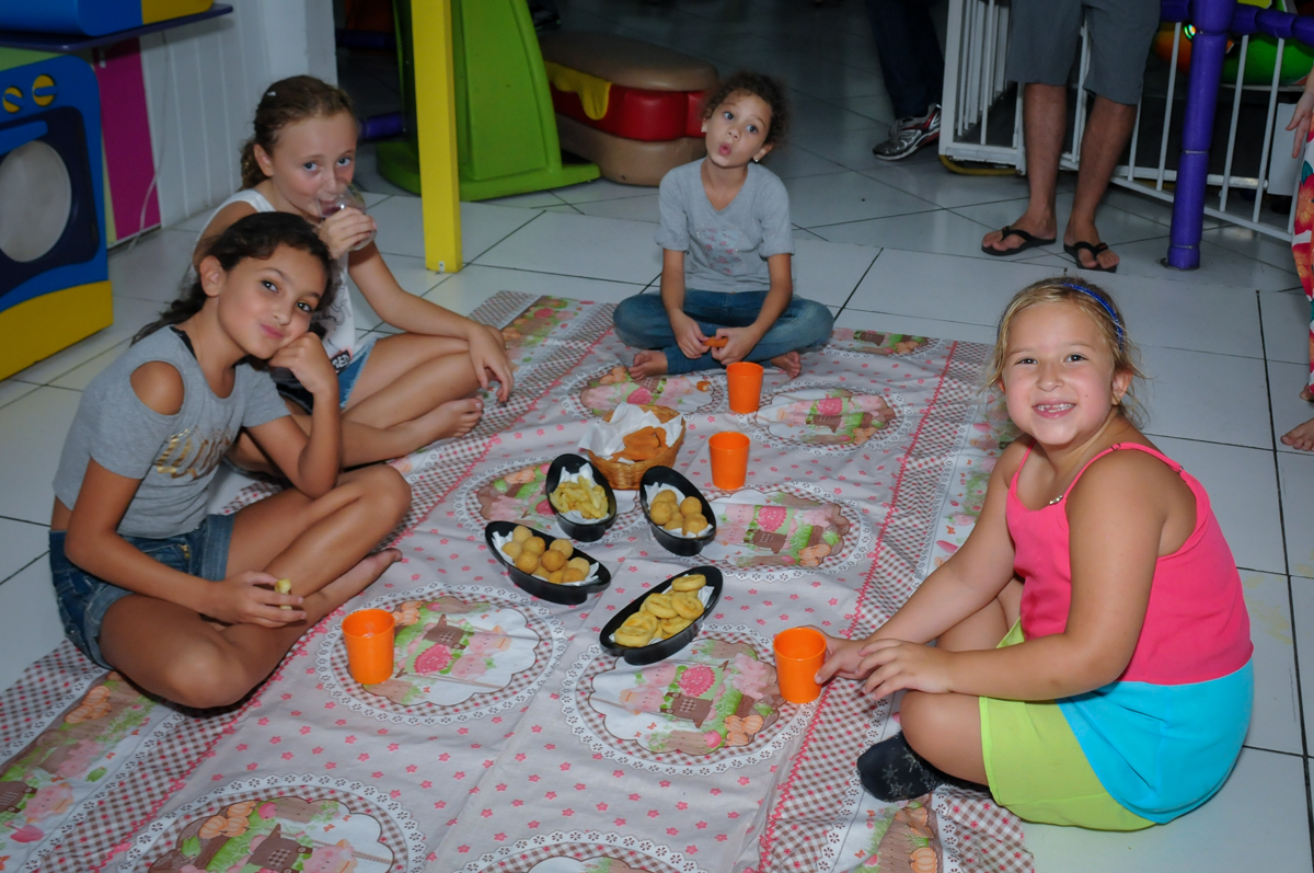 hora do lanchinho no Buffet Zezé e Lelé, Butantã, SP, aniversário de Pedro 6 anos e Giovana 4 anos, tema da mesa Detetives do Prédio Prédio Azul