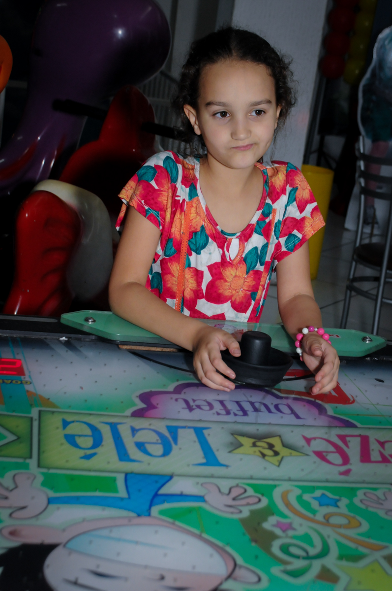 amiguinha brinca animada no Buffet Zezé e Lelé, Butantã, SP, aniversário de Pedro 6 anos e Giovana 4 anos, tema da mesa Detetives do Prédio Prédio Azul