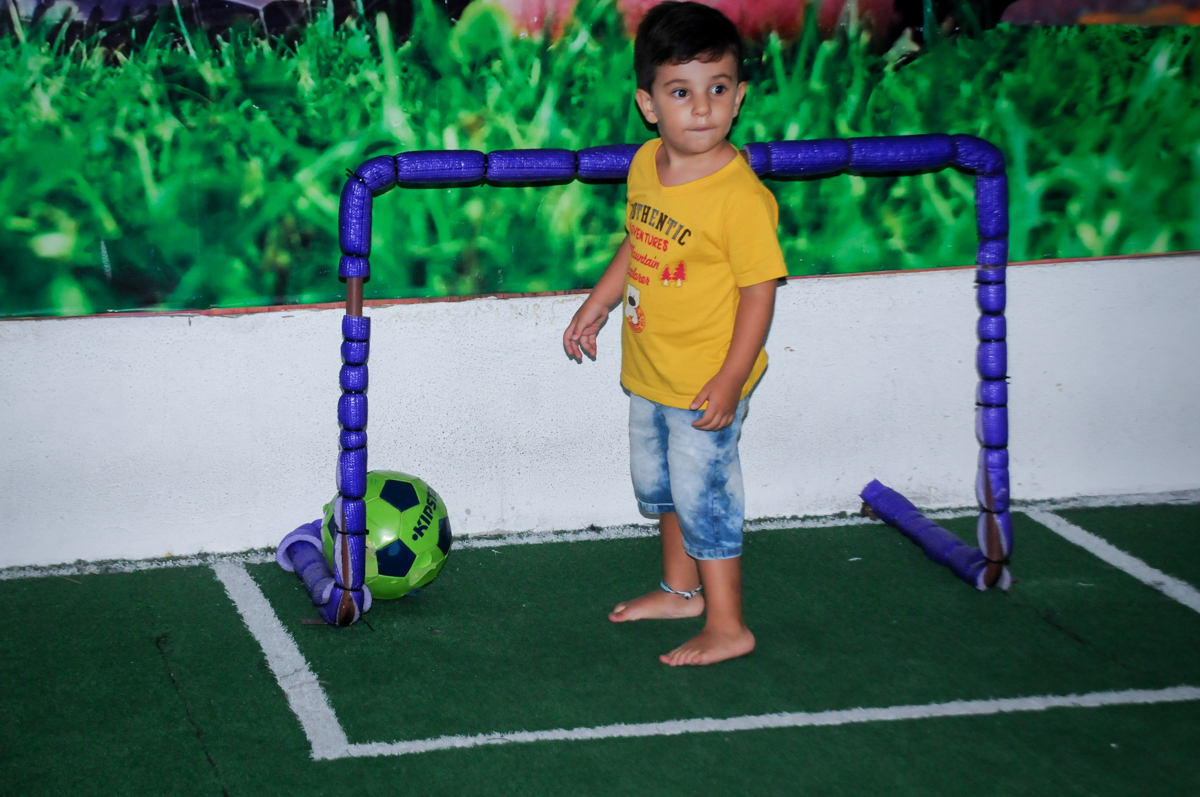 O goleiro agarra todas as bolas no futebol do Buffet Zezé e Lelé, Butantã, SP, aniversário de Pedro 6 anos e Giovana 4 anos, tema da mesa Detetives do Prédio Prédio Azul