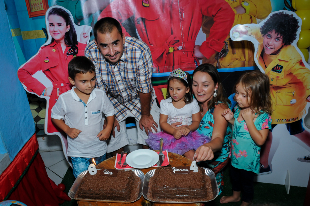 soprando a velinha do bolo no Buffet Zezé e Lelé, Butantã, SP, aniversário de Pedro 6 anos e Giovana 4 anos, tema da mesa Detetives do Prédio Prédio Azul