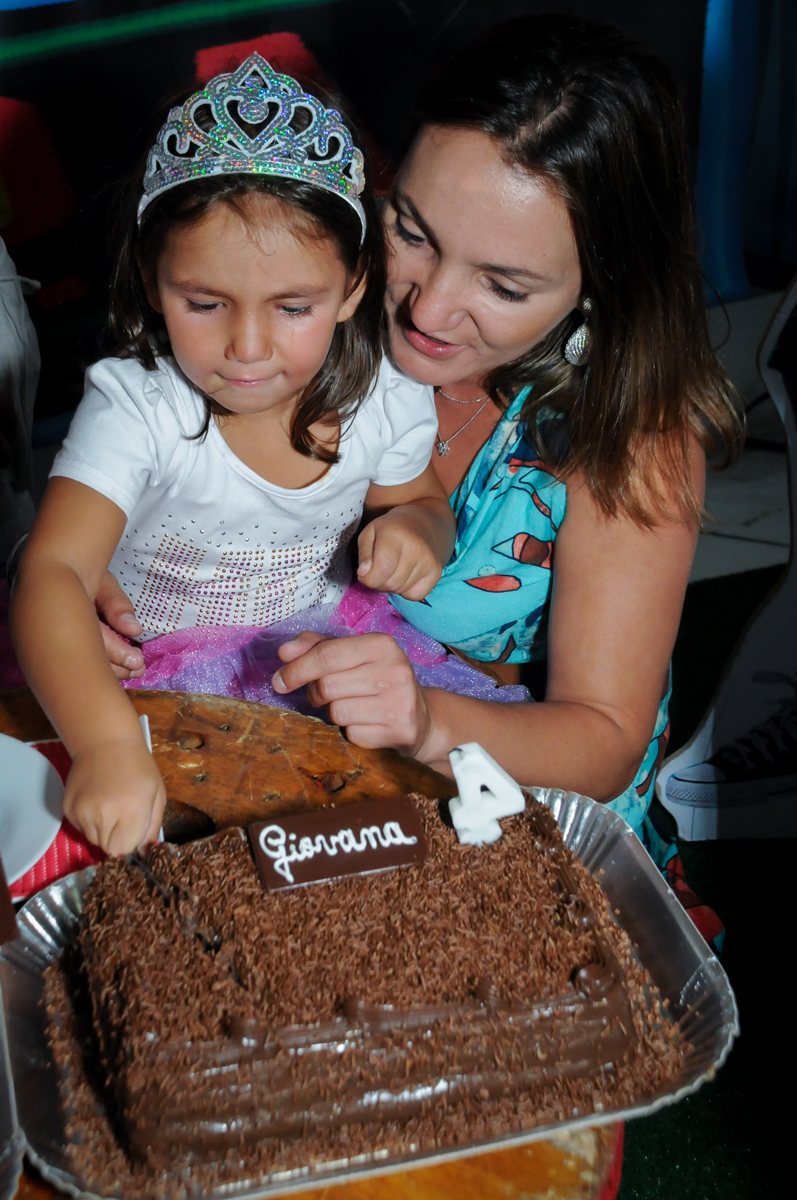 quem vai ganhar o primeiro pedaço de bolo na festa intantil no Buffet Zezé e Lelé, Butantã, SP, aniversário de Pedro 6 anos e Giovana 4 anos, tema da mesa Detetives do Prédio Prédio Azul