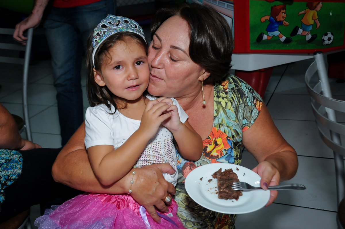 A vovó ganhou o primeiro pedaço de bolo no Buffet Zezé e Lelé, Butantã, SP, aniversário de Pedro 6 anos e Giovana 4 anos, tema da mesa Detetives do Prédio Prédio Azul