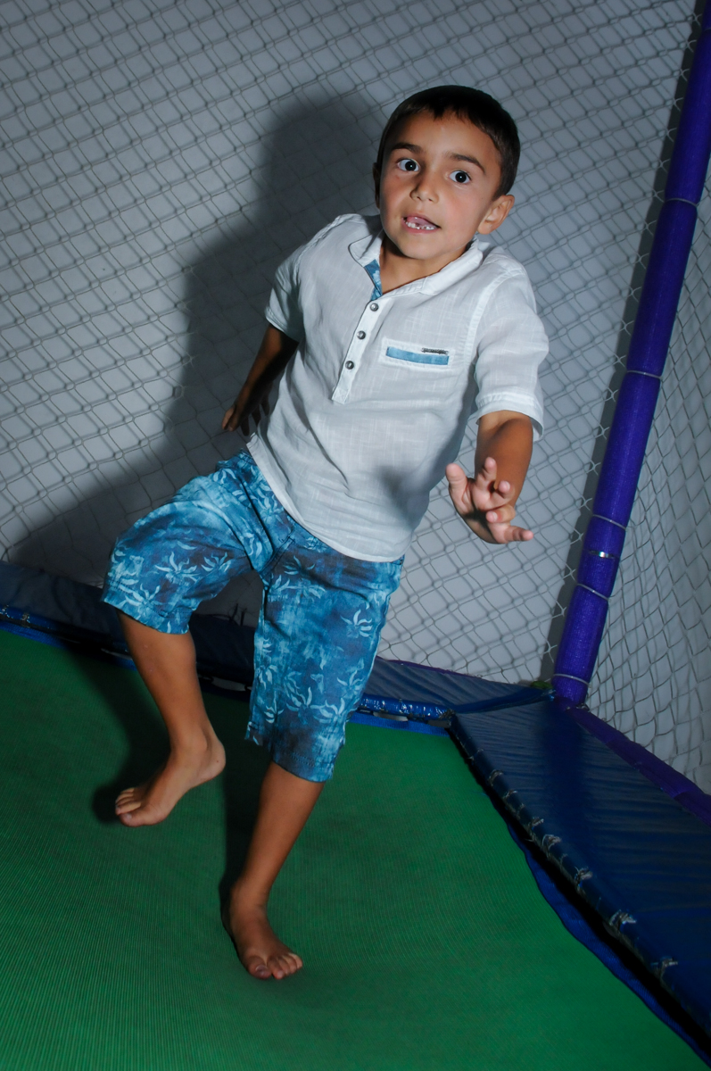 Final de festa na cama elástica no Buffet Zezé e Lelé, Butantã, SP, aniversário de Pedro 6 anos e Giovana 4 anos, tema da mesa Detetives do Prédio Prédio Azul
