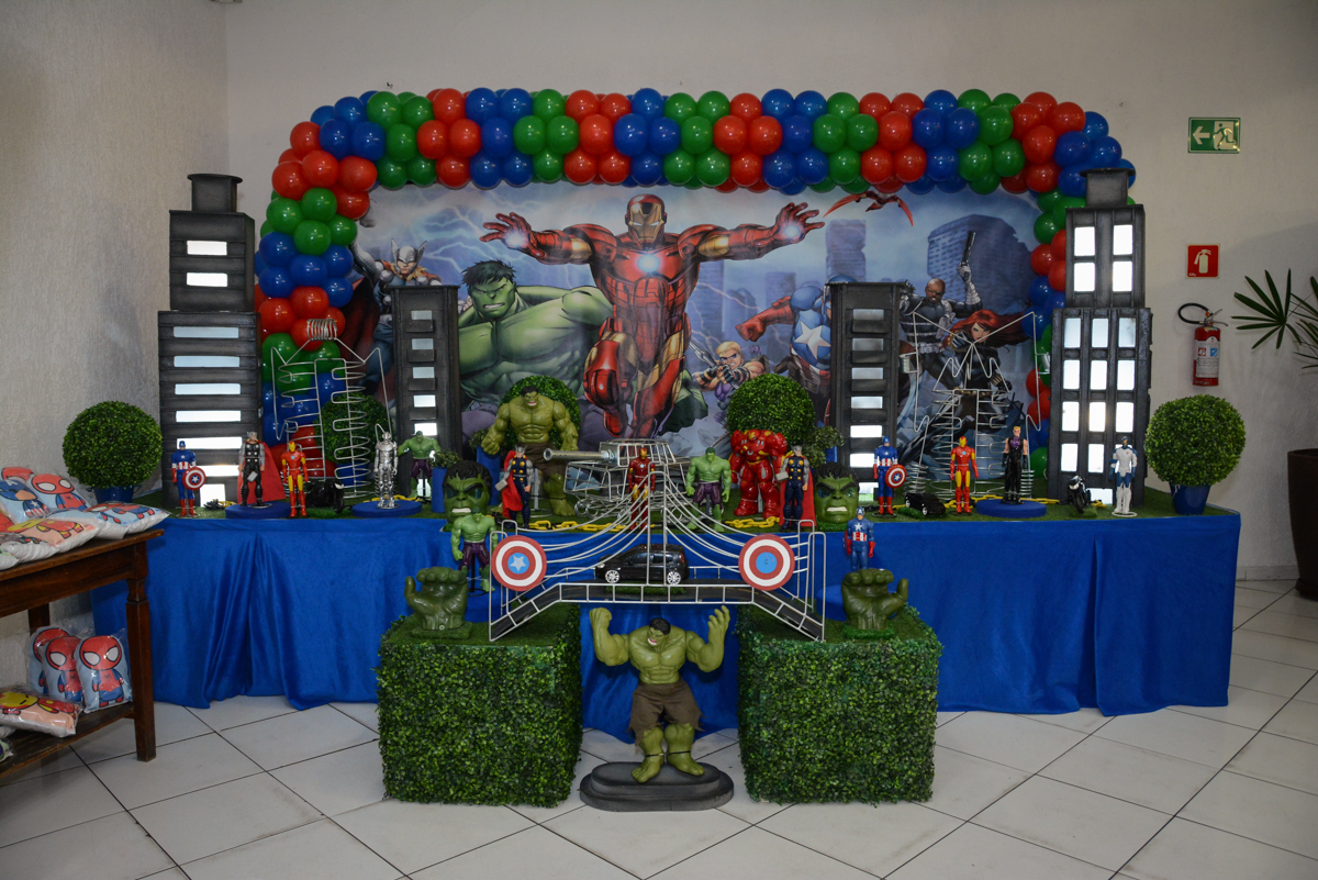 mesa decorada Buffet Fábrica da Alegria Morumbi, São Paulo, tema da festa Super Heróis, João Pedro 3 anos