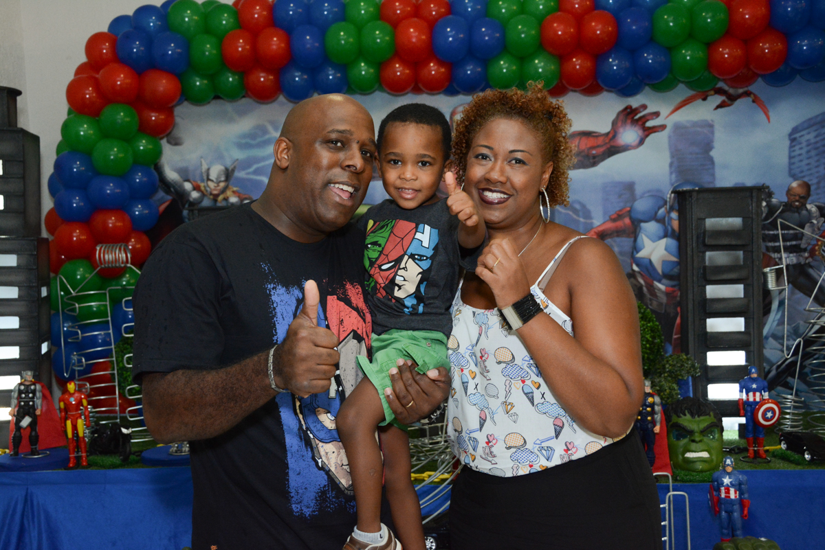 fotografia da família na mesa decorada no Buffet Fábrica da Alegria Morumbi, São Paulo, tema da festa Super Heróis, João Pedro 3 anos