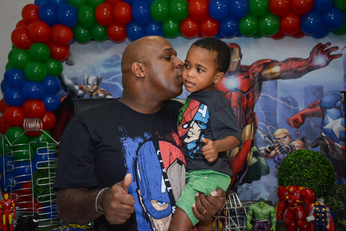 beijo carinhoso do pai no aniversariante no Buffet Fábrica da Alegria Morumbi, São Paulo, tema da festa Super Heróis, João Pedro 3 anos