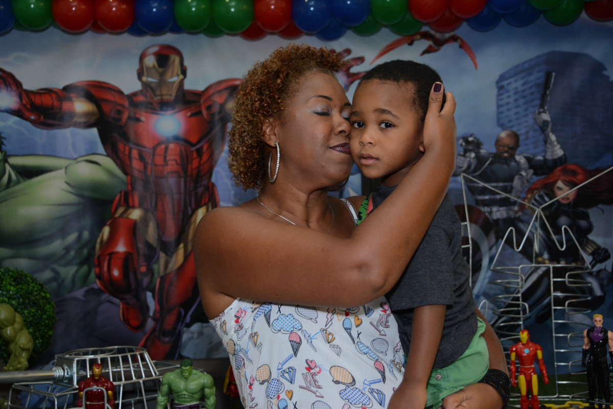 aniversariante recebe carinho de sua mãe no Buffet Fábrica da Alegria Morumbi, São Paulo, tema da festa Super Heróis, João Pedro 3 anos