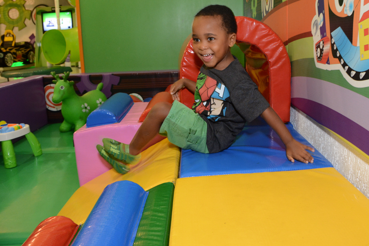 brincando na área baby no Buffet Fábrica da Alegria Morumbi, São Paulo, tema da festa Super Heróis, João Pedro 3 anos