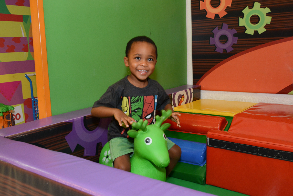 mais brincadeiras na área baby no Buffet Fábrica da Alegria Morumbi, São Paulo, tema da festa Super Heróis, João Pedro 3 anos