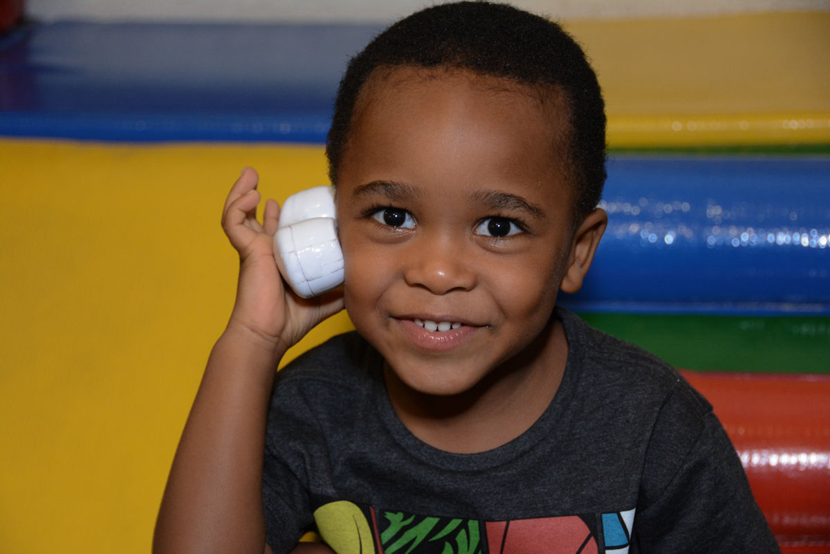 telefonando para amiguinho na área baby no Buffet Fábrica da Alegria Morumbi, São Paulo, tema da festa Super Heróis, João Pedro 3 anos