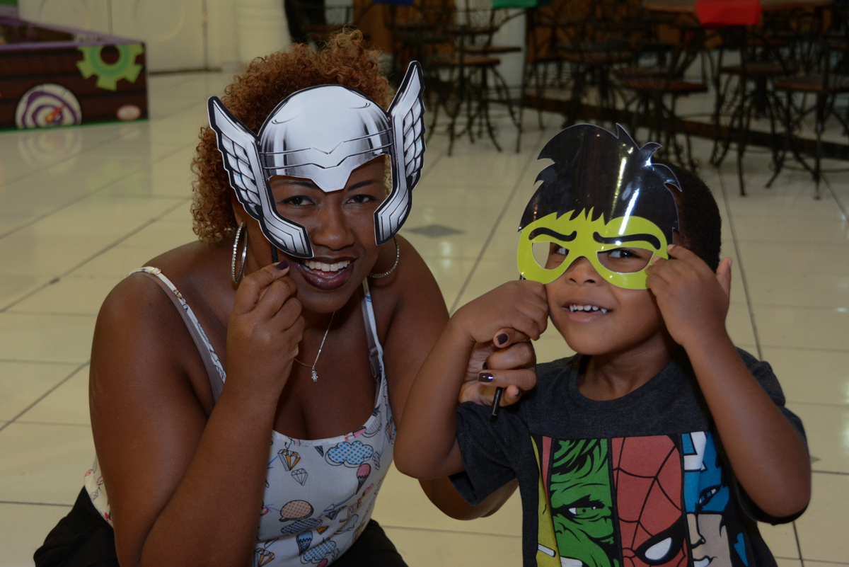 mamãe e filhinho de máscara no Buffet Fábrica da Alegria Morumbi, São Paulo, tema da festa Super Heróis, João Pedro 3 anos