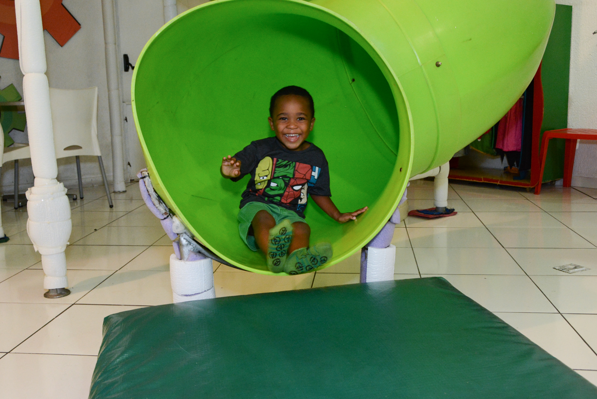 bagubça no escorregador do brinquedão no Buffet Fábrica da Alegria Morumbi, São Paulo, tema da festa Super Heróis, João Pedro 3 anos
