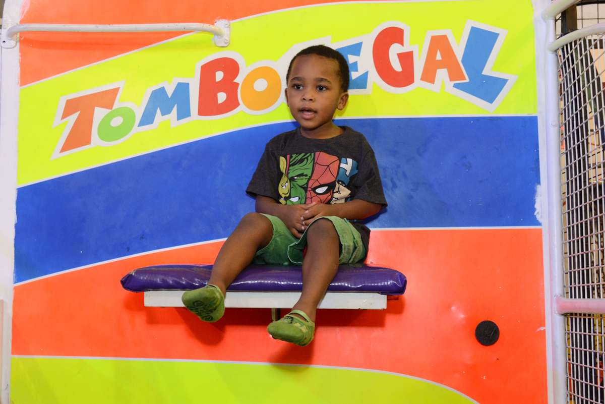 Brincando no tombo legal no Buffet Fábrica da Alegria Morumbi, São Paulo, tema da festa Super Heróis, João Pedro 3 anos