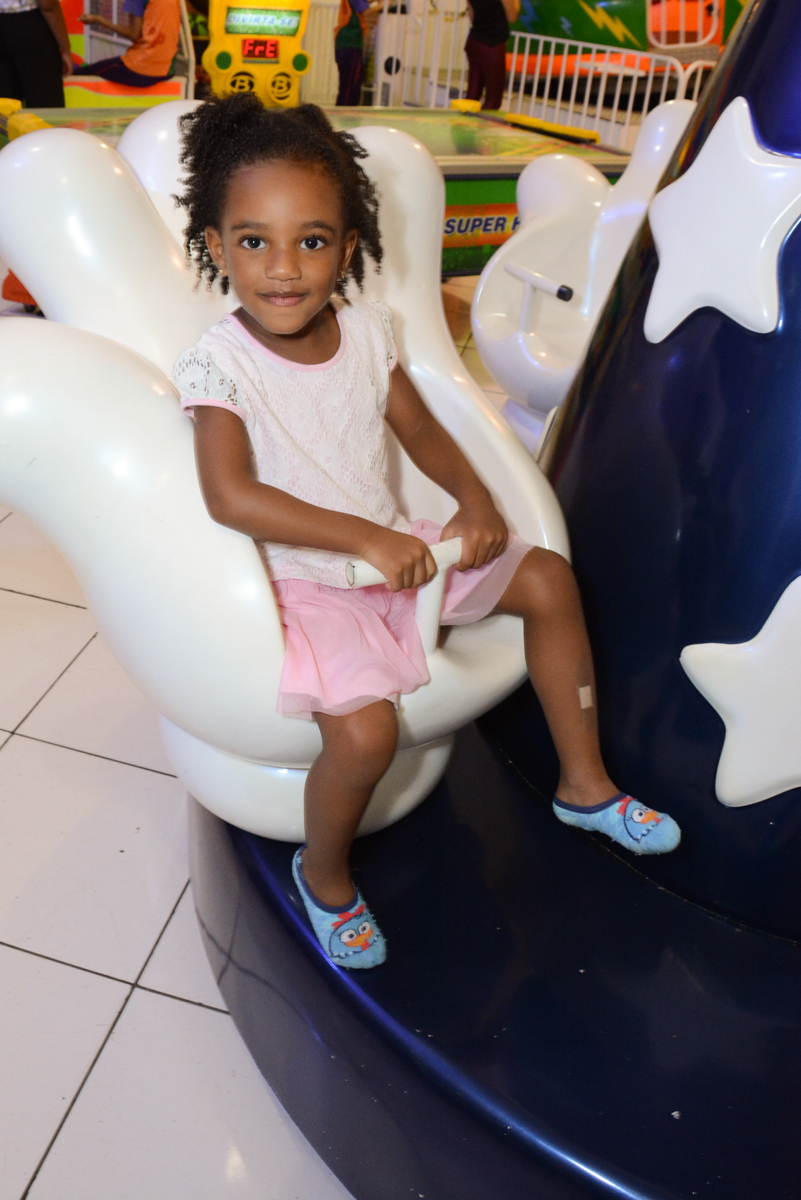 hora de brincar no carrossel no Buffet Fábrica da Alegria Morumbi, São Paulo, tema da festa Super Heróis, João Pedro 3 anos