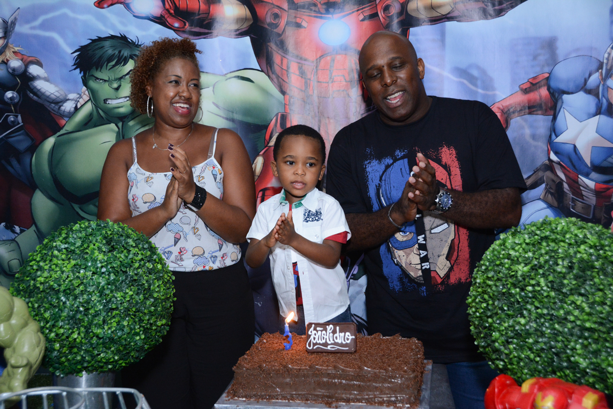 muita alegria na hora do parabéns no Buffet Fábrica da Alegria Morumbi, São Paulo, tema da festa Super Heróis, João Pedro 3 anos